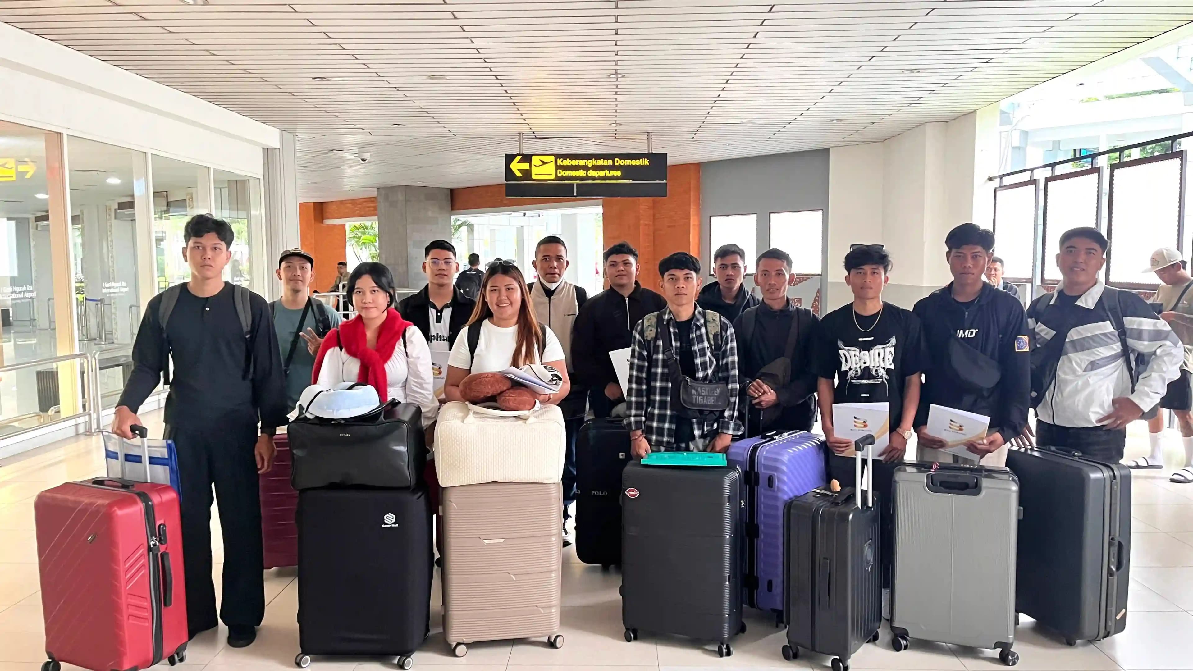 Big Hiring candidates with luggage before overseas placements